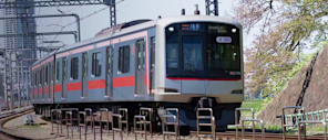 桜の横を走り抜ける東急の電車。