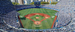 横浜の満員のスタジアムでの野球の試合。